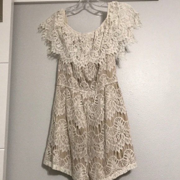 Adorable off the shoulder romper - Picture 2 of 2